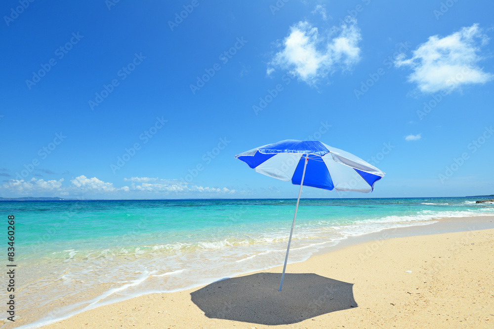真夏の綺麗なビーチとパラソル 