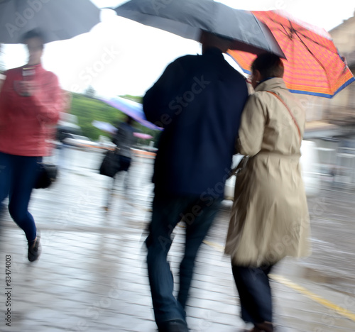 Obraz na płótnie Women walking down the street on a rainy day w salonie