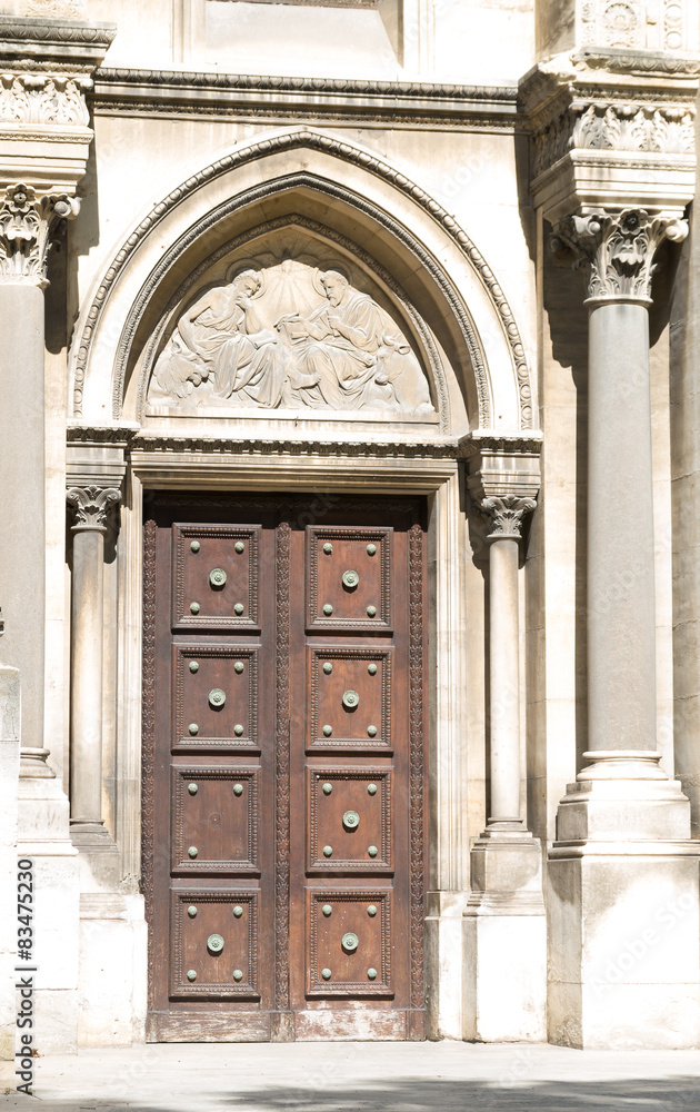 Porte en bois de la cathédrale de Nîmes