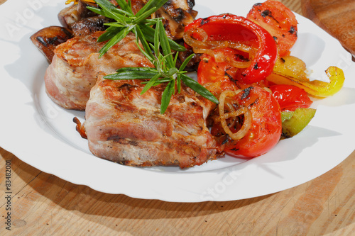 Gegrillte Schweinemedaillons,Champignons, Paprika, Tomaten