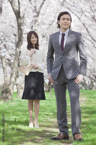 桜並木に立つ夫婦