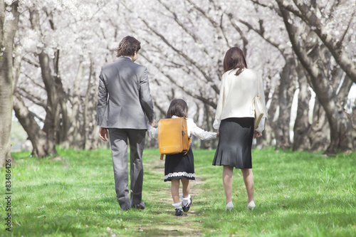 桜並木に立つ家族 © milatas