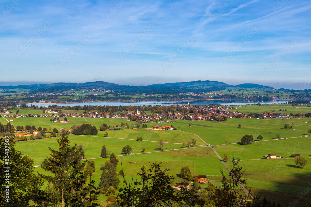 Obraz premium Green fields next to Neuschwanstein