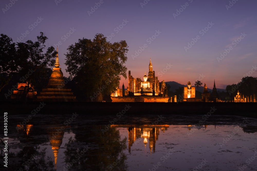 Fototapeta premium Sukhothai historical park. Buddhist temple ruins in Sukhothai hi