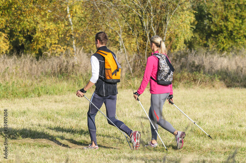 Nordic Walking in herbstlicher Natur