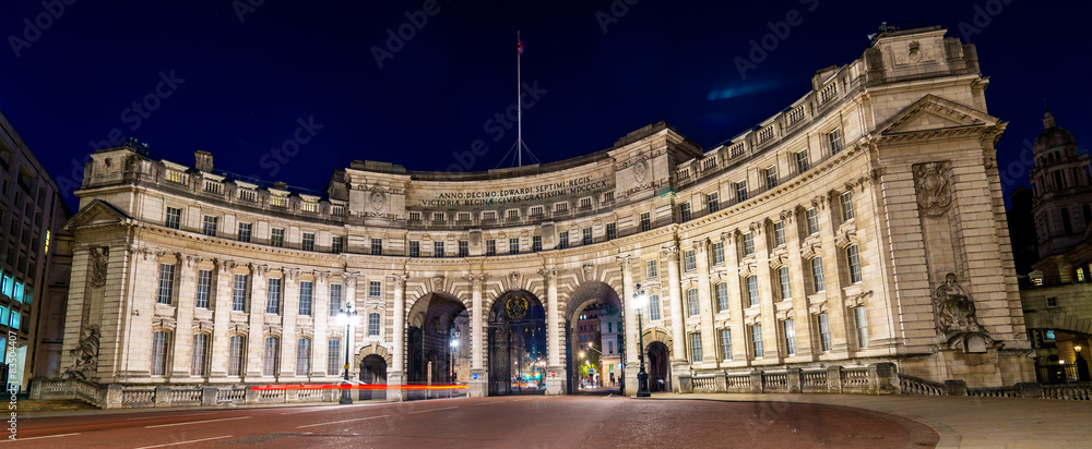 Fototapeta premium Admiralty Arch, a landmark building in London - England