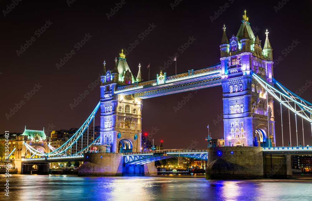 Obraz premium Night illumination of Tower Bridge in London - England