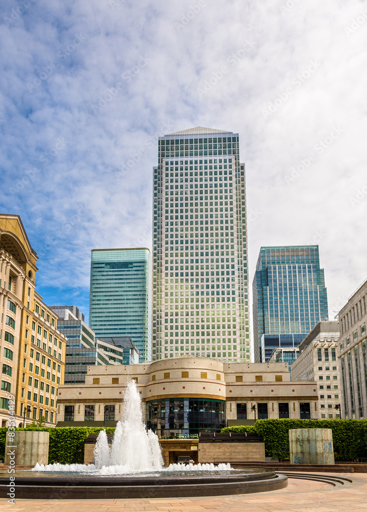 Fototapeta premium Fountain on Cabot Square in Canary Wharf business district - Lon