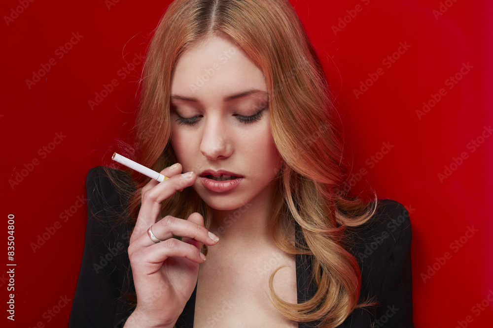 Obraz premium Beautiful model smoking