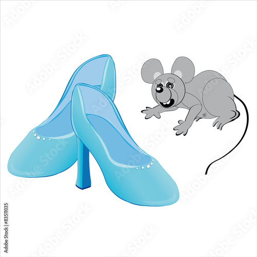 topolino  vicino a scarpe di cristallo, isolato su sfondo bianco