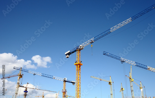 Massive construction with a plurality of tower cranes