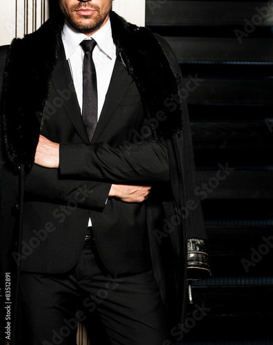 Konstfotografi man in a black suit and overcoat.