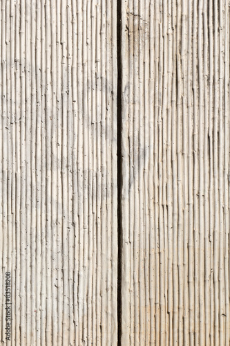 béton brut texturé tiges de bambou