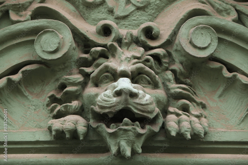 Obraz premium Lion head. Funny mascaron on the Art Nouveau building