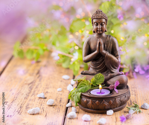 Betender Buddha mit Kerze und Lavendel
