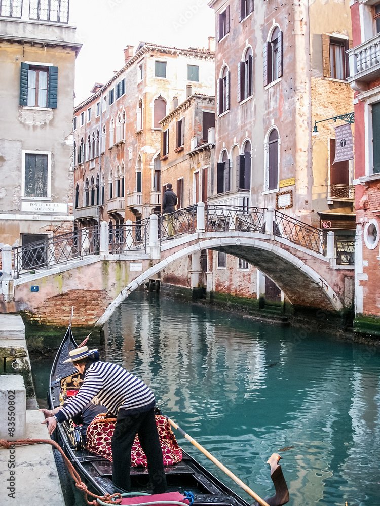 Fototapeta premium Venise, gondolier sur un canal