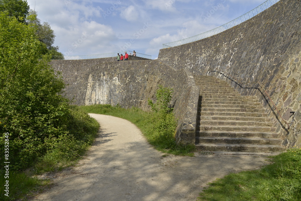 Le grand escalier en pierres brunes du parc Solvay  à la Hulpe
