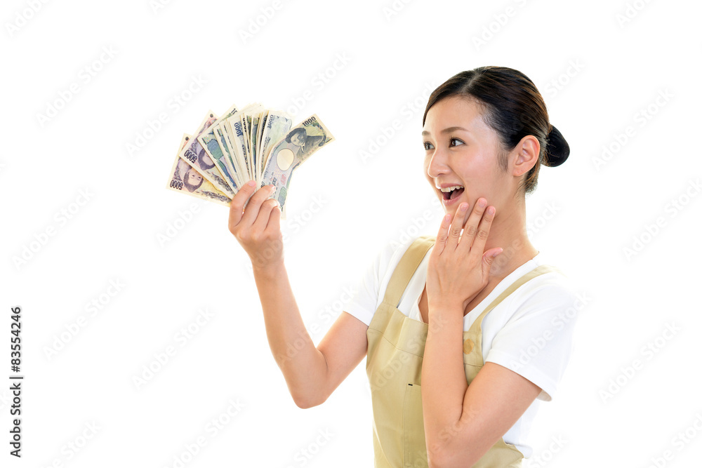 札束を持つ女性