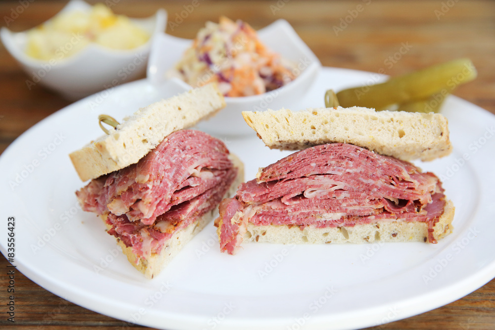 sandwich with roast beef pastrami