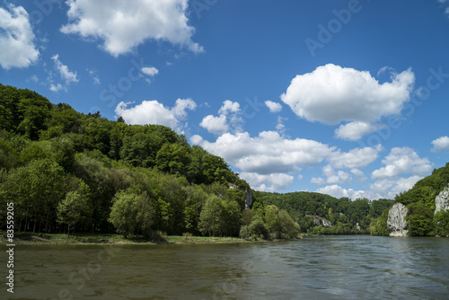 Donaudurchbruch unter weiß-blauem Himmel