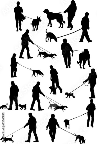 CHIENS EN PROMENADE