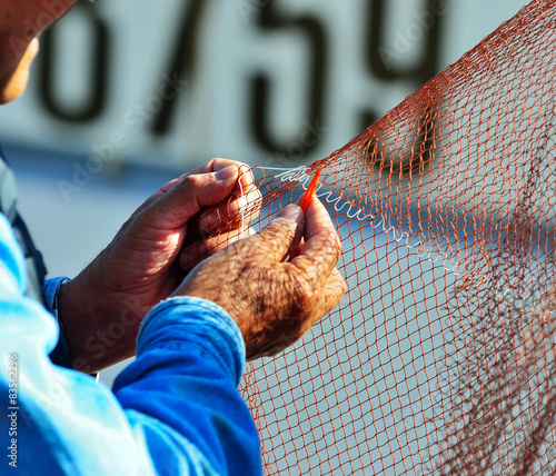 Canvas Print Fisher clinches the fishing net