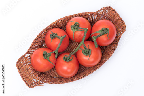 cestino di pomodori su sfondo bianco
