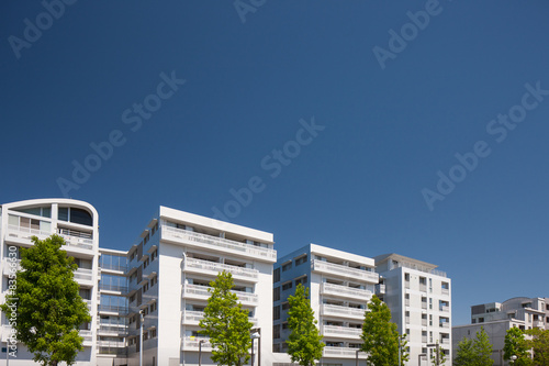 住宅街の大型マンション