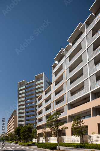 住宅街の大型マンション