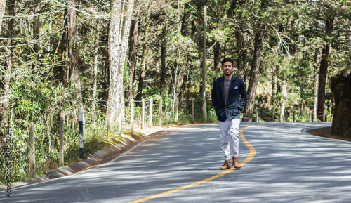 Wallpaper Mural caminando por la vía Torontodigital.ca