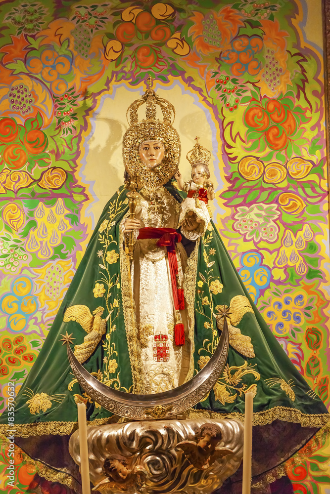 Fototapeta premium Mary Baby Jesus Statue Basilica Santa Iglesia Collegiata Madrid
