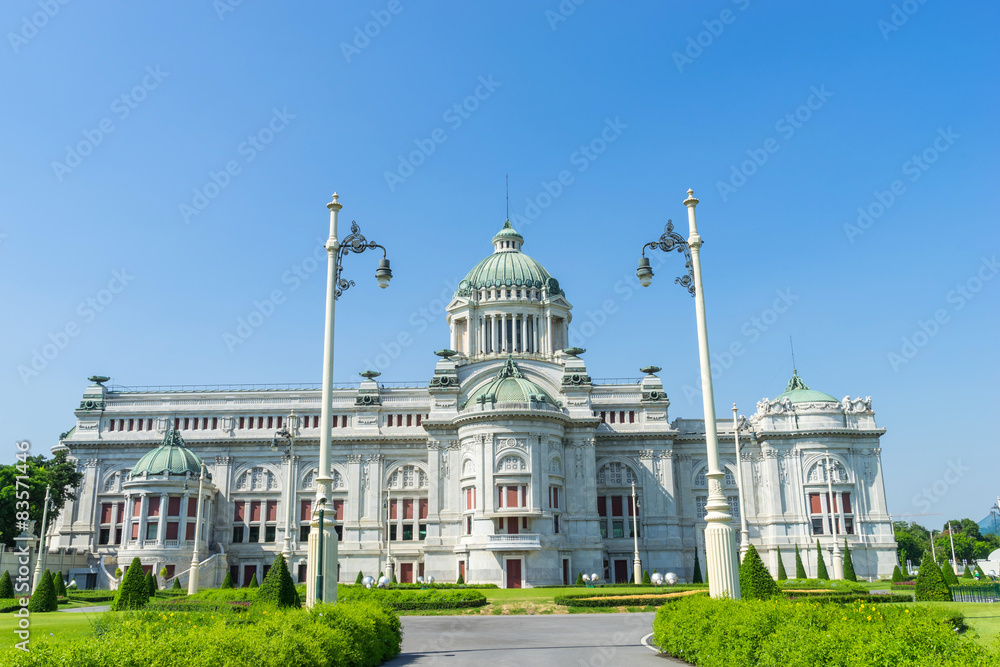 Obraz premium Ananda Samakhom Throne Hall under blue sky