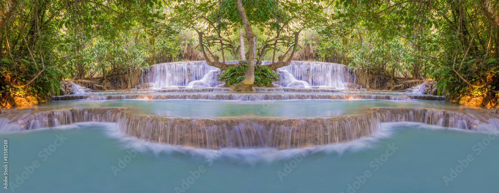 Fototapeta premium Wodospad w lesie deszczowym (Tat Kuang Si Wodospady w Luang praba