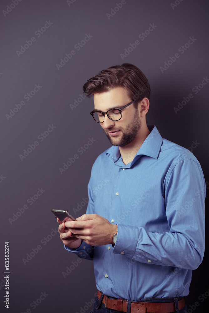mann schreibt eine nachricht mit seinem handy mann schreibt eine nachricht mit seinem handy