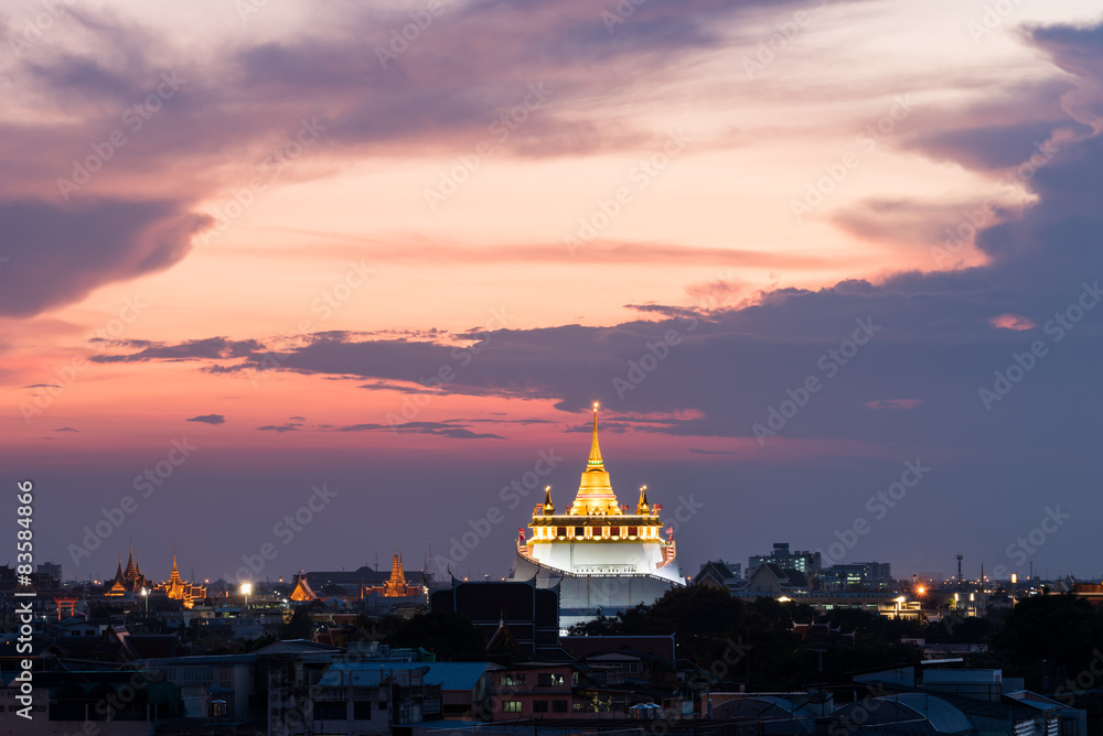 Obraz premium golden mount temple (wat sraket rajavaravihara) at sunset