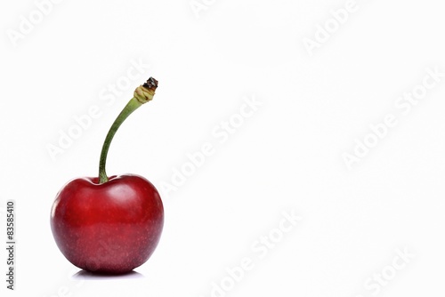 Ciliegia su sfondo bianco-Cherries on white background