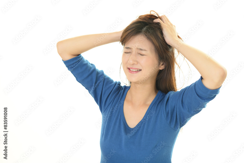 ヘアセットをする女性 ヘアセットをする女性