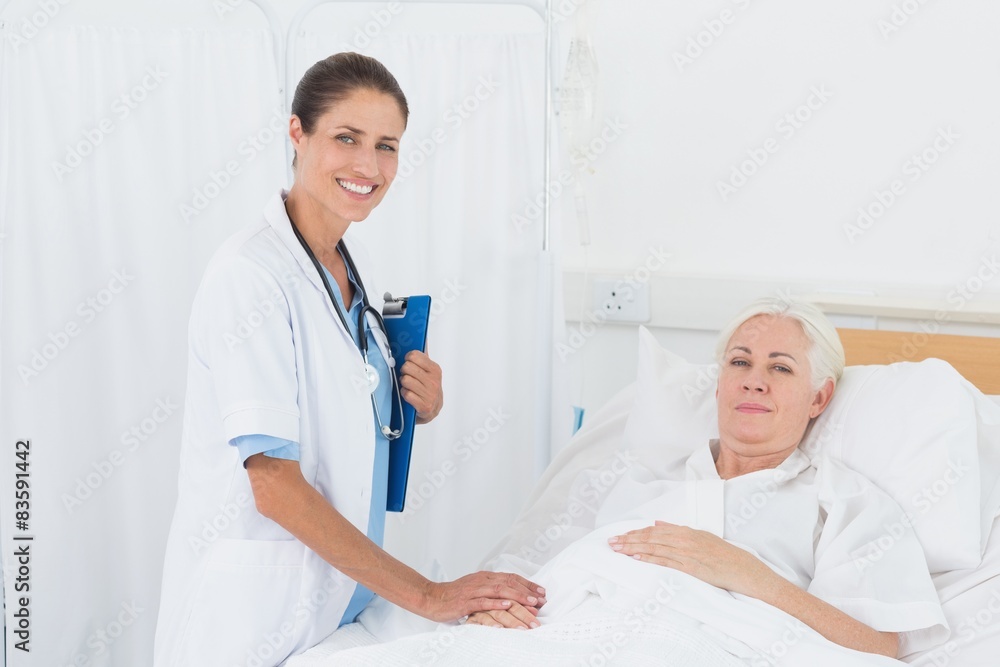 Fototapeta premium Doctor explaining report to female patient