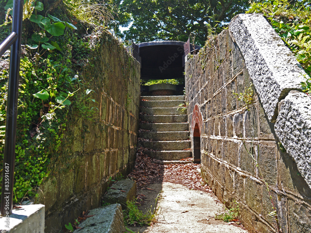 長崎の戦争遺跡　今でも鋼板が残されている装甲観測所　丸出山堡塁