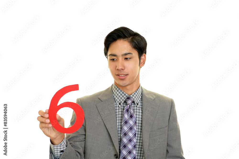 数字を持つ男性