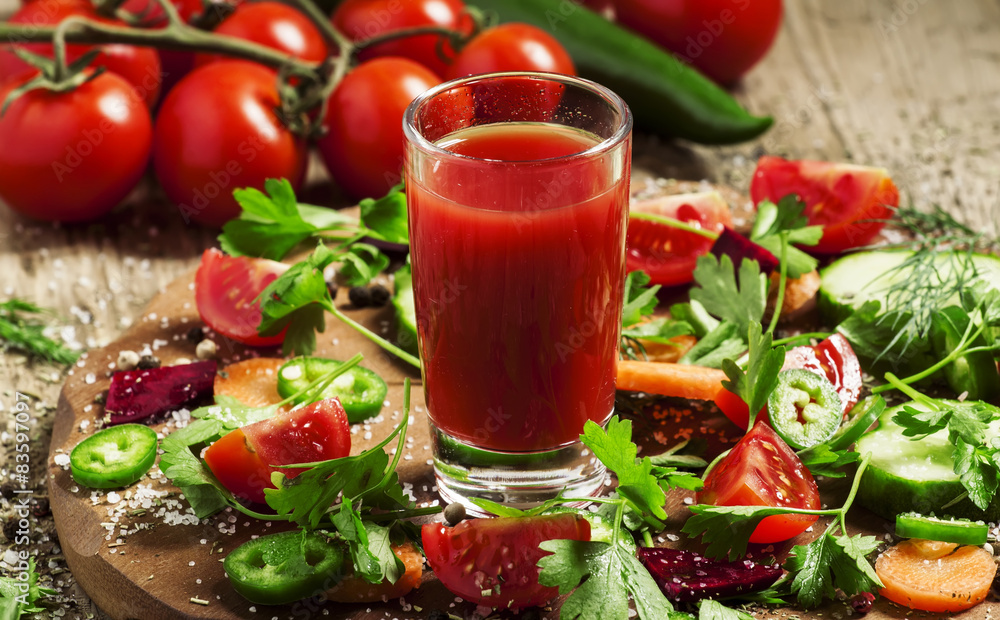 Fresh juice from the mix of vegetables with vegetables and herbs Fresh juice from the mix of vegetables with vegetables and herbs