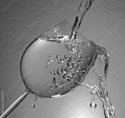 Wasser in Glas schütten