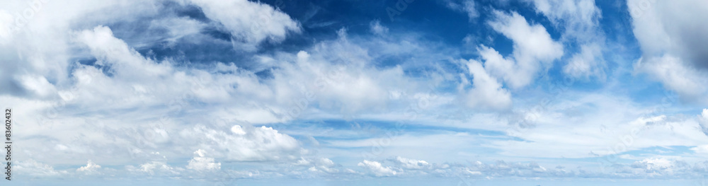 Naklejka premium Panorama tropikalnego nieba rano