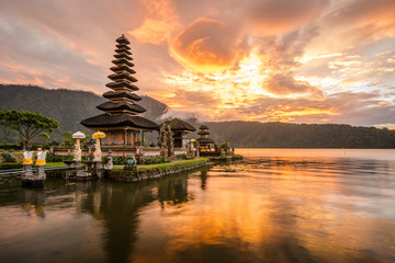 Ingelijste posters Indonesië Pura Ulun Danu Bratan watertempel  © zephyr_p