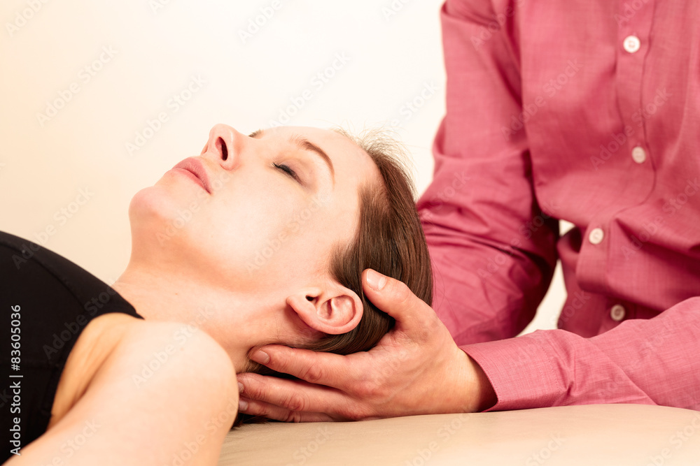Orthopaede mit einer Patientin in Behandlung Orthopaede mit einer Patientin in Behandlung