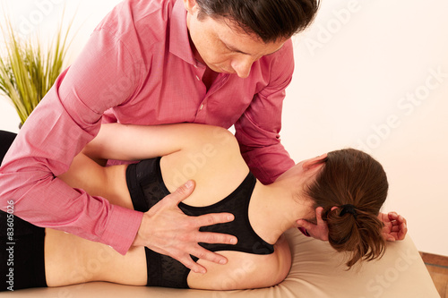 Orthopaede mit einer Patientin in Behandlung