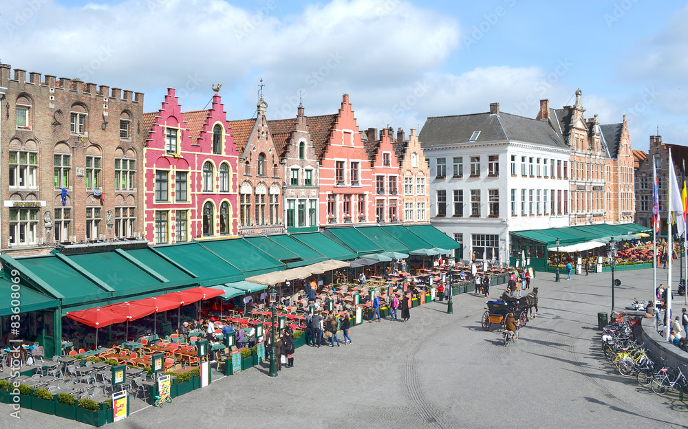 Naklejka premium Kolorowe budynki Grand Place w Brugii (Belgia)