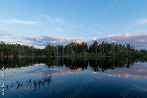 Вечер на озере с отражением леса в воде, Россия, Урал  © 7ynp100