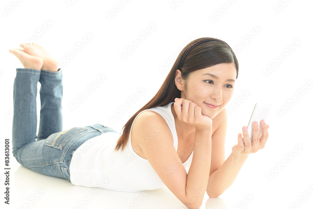 スマートフォンを持つ女性 スマートフォンを持つ女性
