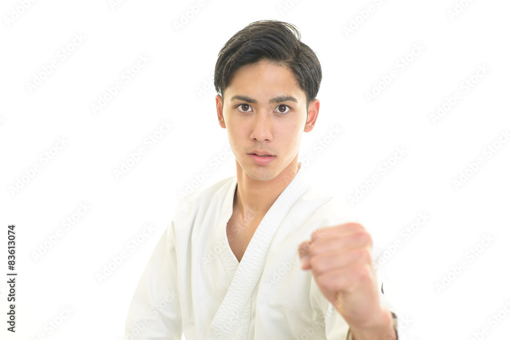 空手をする青年 